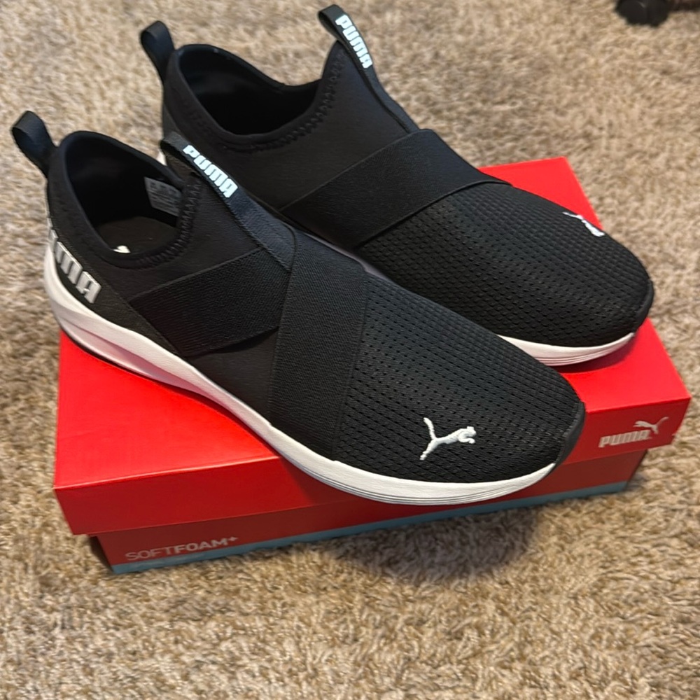 Puma size 11 black tennis shoes